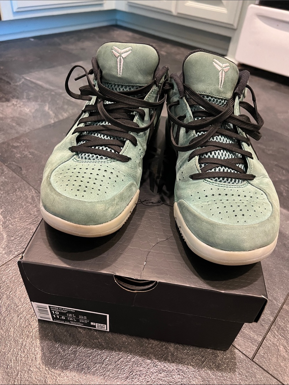 Kobe IV Protro Men’s Mid-Top basketball shoes
